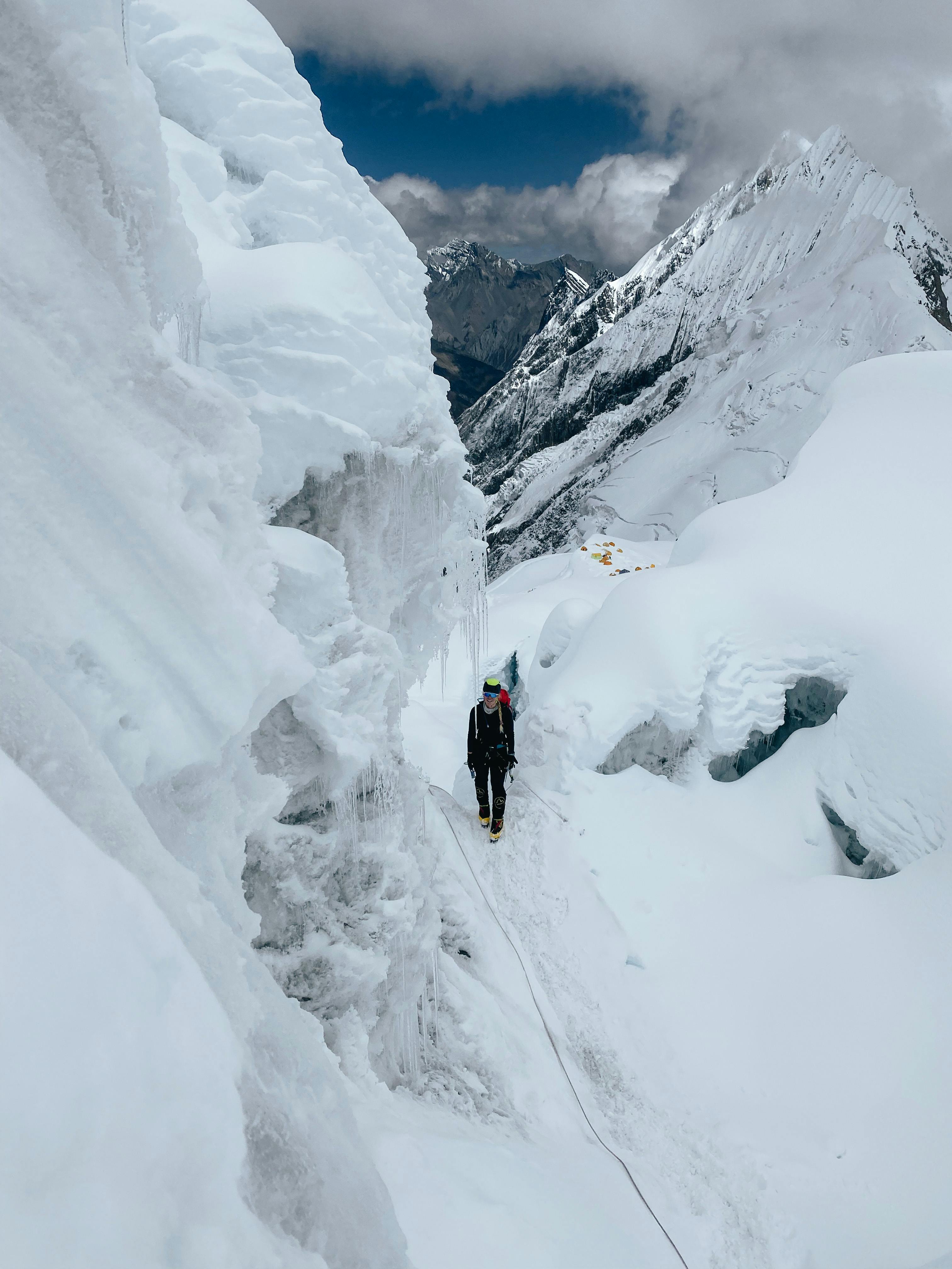 Emma Østergaard på vej op ad&nbsp;Manaslu, som er verdens 8. højeste bjerg med sine 8156 meter. På grund af fare for laviner måtte hun og teamet dog vende om.
