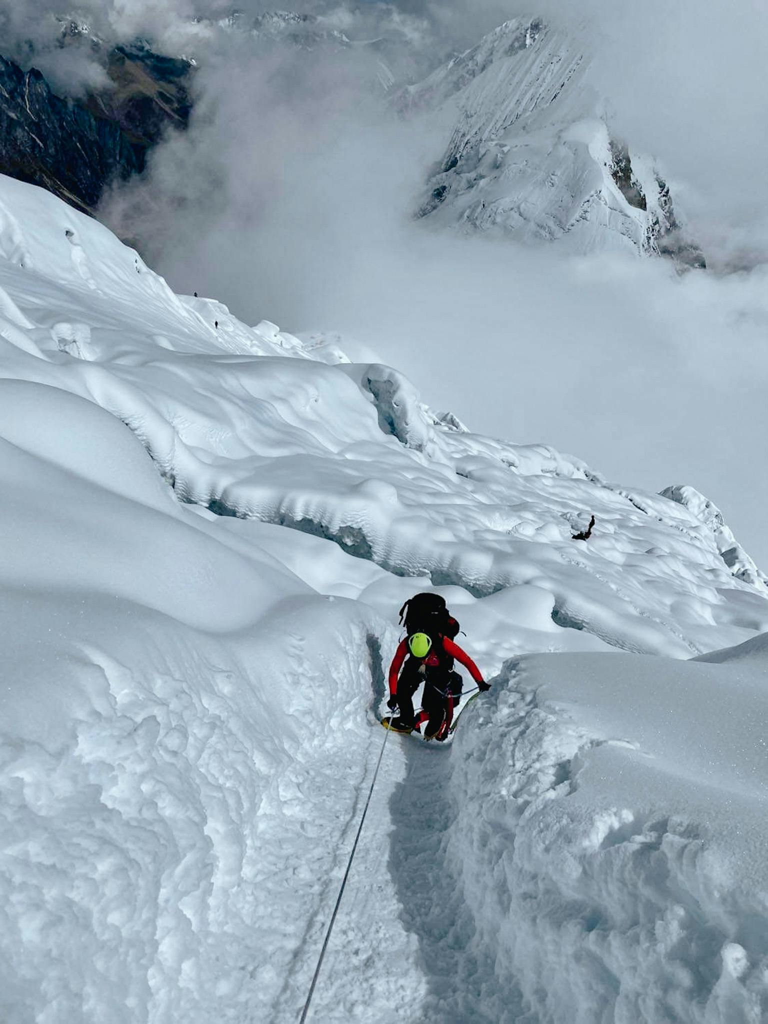 Emma Østergaard på vej op ad&nbsp;Manaslu, som er verdens 8. højeste bjerg med sine 8156 meter. På grund af fare for laviner måtte hun og teamet dog vende om.
