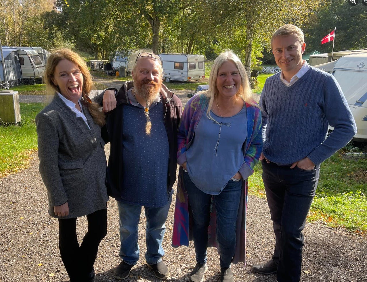 Flere politikere har vist interesse i at hjælpe parret med at finde en løsning. Morten Messerschmidt og kæresten Dot har blandt andet været en tur forbi campingpladsen. 