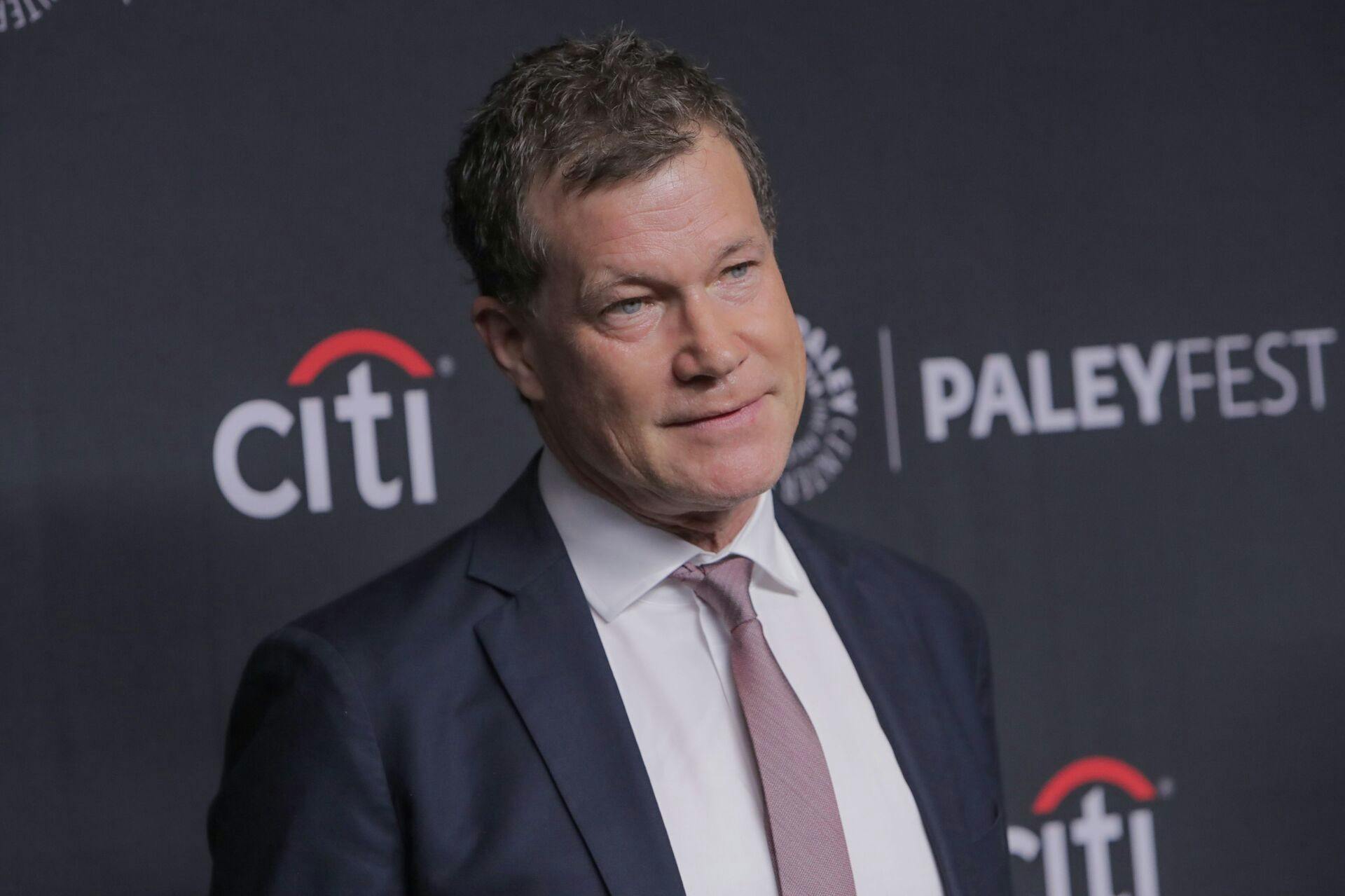 Dylan Walsh er bedst kendt for sin rolle som Dr. Sean McNamara i tv-serien "Nip/Tuck" og for sin rolle som Sam Lane i "Superman &amp; Lois".

