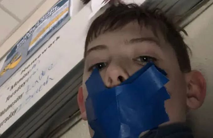 11-årige Brady forstyrrede i timen, hvilket fik læreren til tape hans mund sammen.