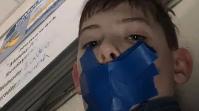 11-årige Brady forstyrrede i timen, hvilket fik læreren til tape hans mund sammen.