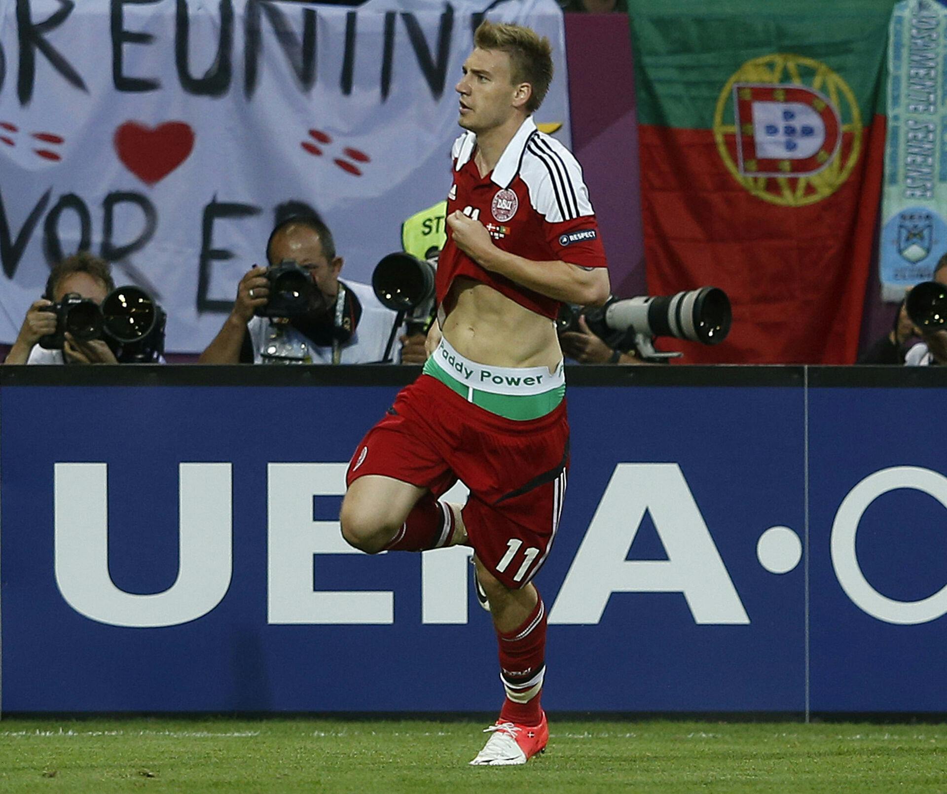 Nicklas Bendtner fejrede i 2012 sin scoring mod Portugal under EM ved at flashe et par 'Paddy Power'-underbukser. Et stunt, der endte med at koste danskeren en bøde på 750.000 kroner.&nbsp;
