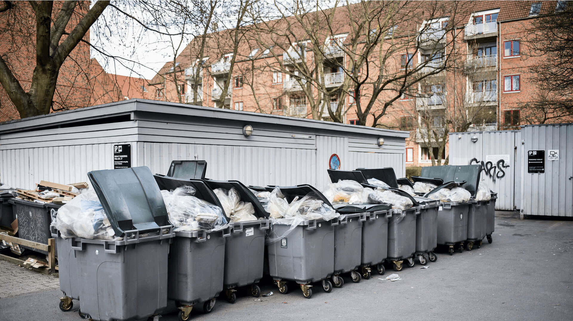 Skraldespandene bugner allerede i København. 