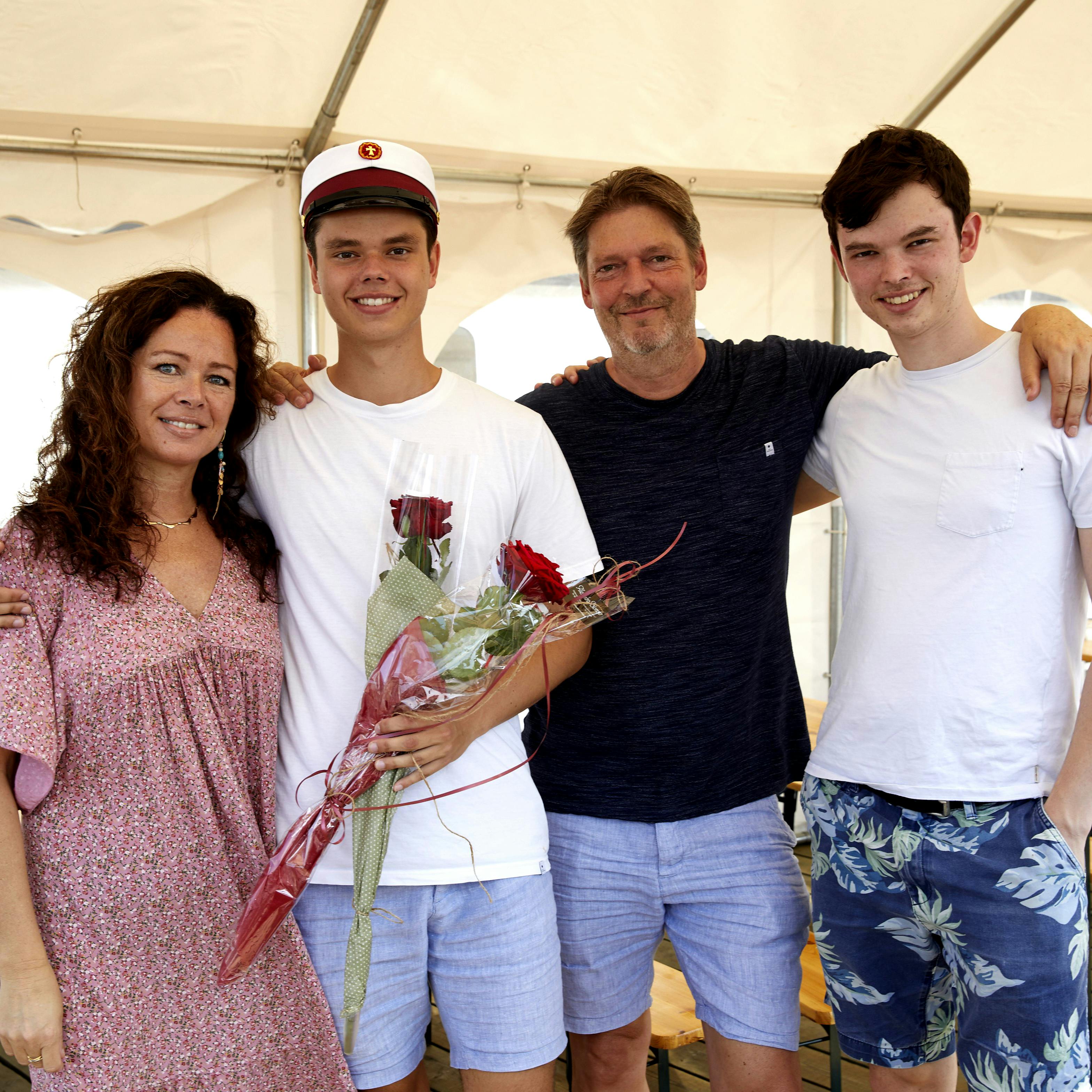 Oscar Elhauge blev kendt, da hans bror Christian var en af hovedpersonerne i TV 2-succesen "Årgang 0". 