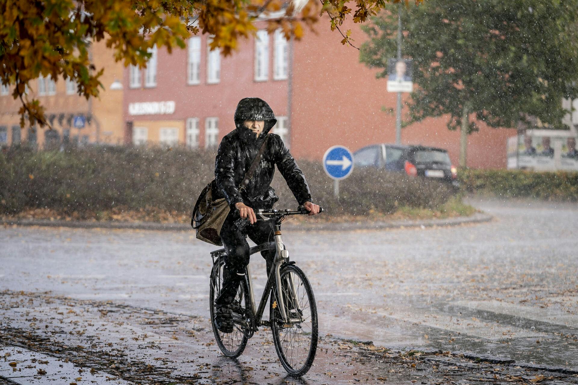 Regnbyger kommer til at præge weekenden.&nbsp;