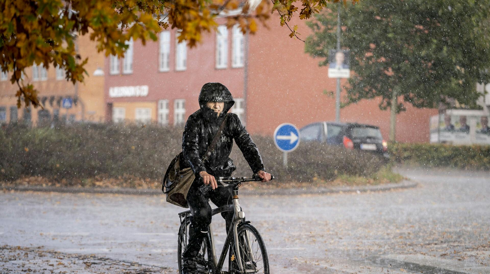 Regnbyger kommer til at præge weekenden. 