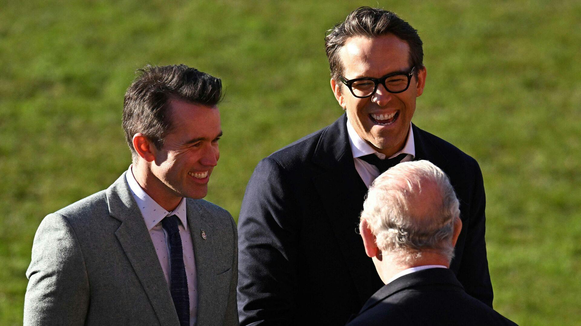 Her er Ryan Reynolds og Rob McElhenney i det fineste selskabet med Kong Charles i parrets fodboldklub Wrexham.