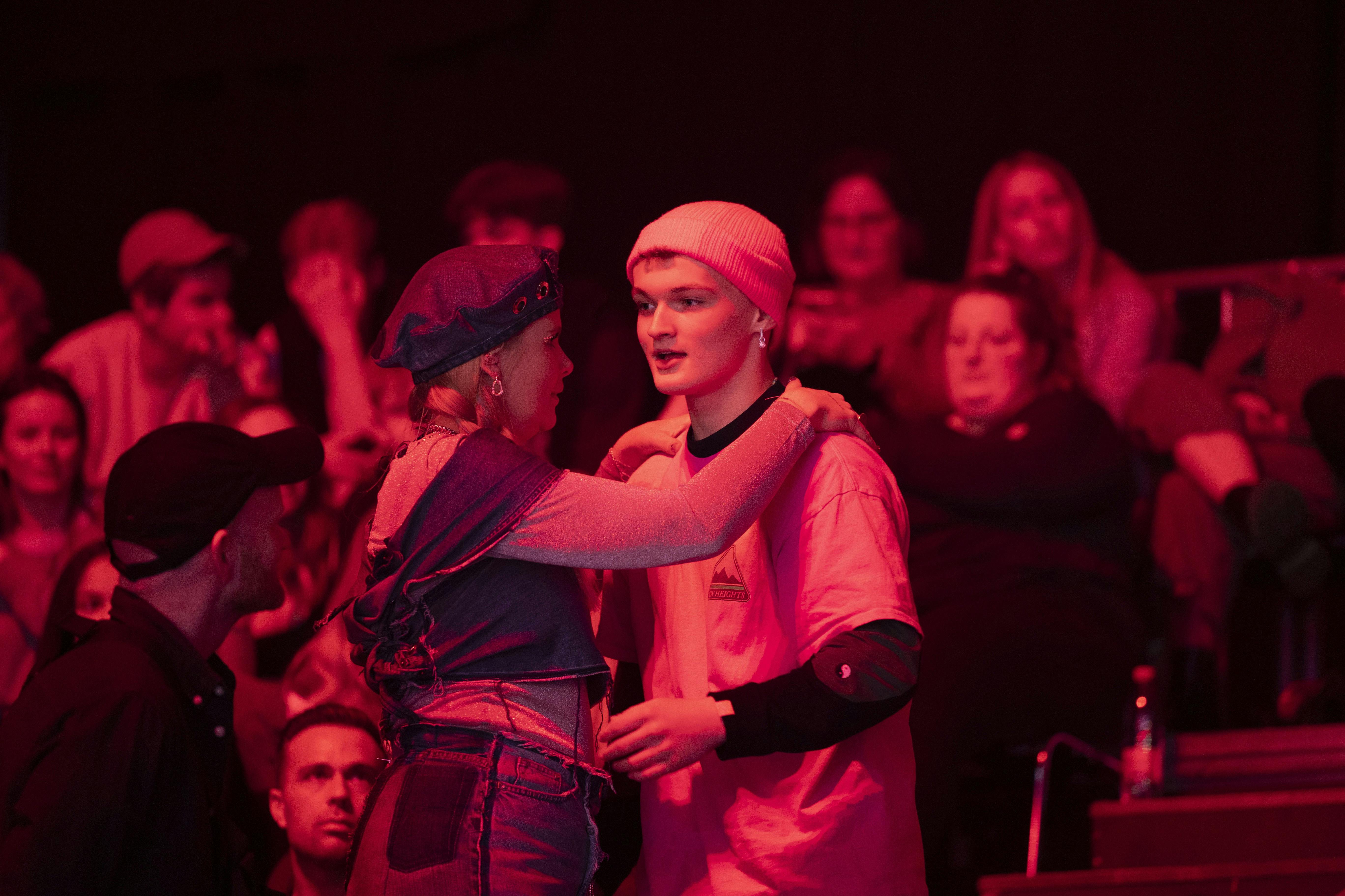 Gensynsglæden var stor, da Sofie Linde hilste på Mads Moldt under showet. 