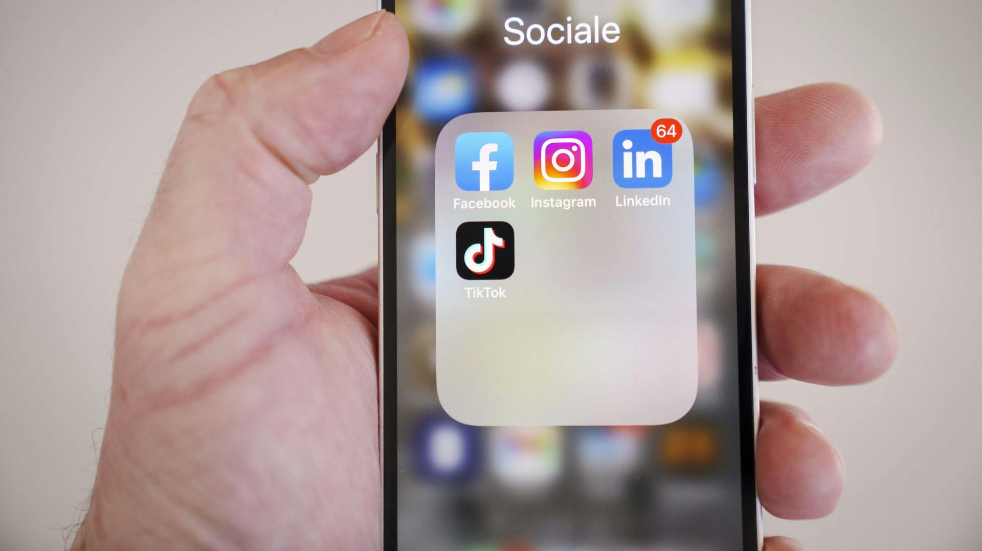 En række forbud skal begrænse unge under 18 års forbrug på sociale medier i Utah.
