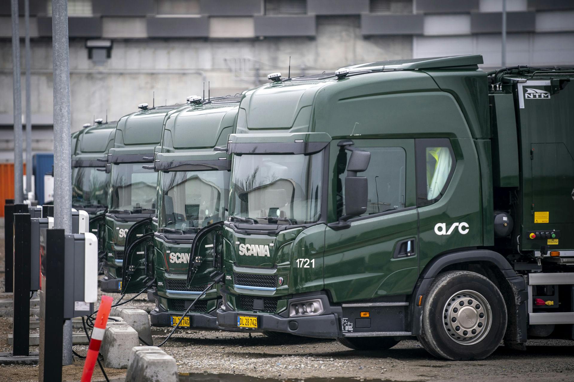 Skraldebilerne holder stille i København - for skraldemændene strejker. For femte dag i træk.&nbsp;