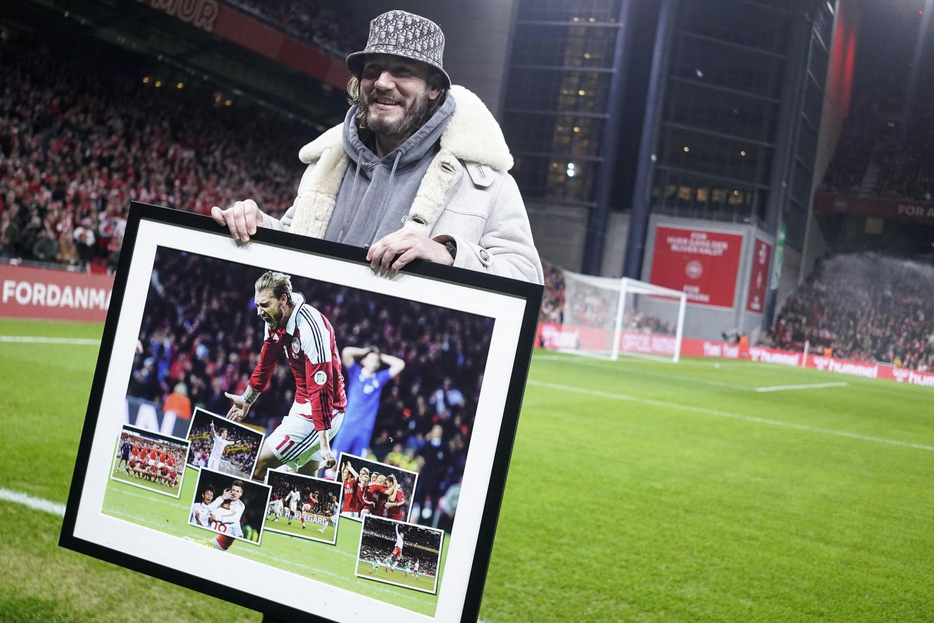 Nicklas Bendtner fik overrakt et billede som symbol på sin flotte landsholdskarriere.&nbsp;
