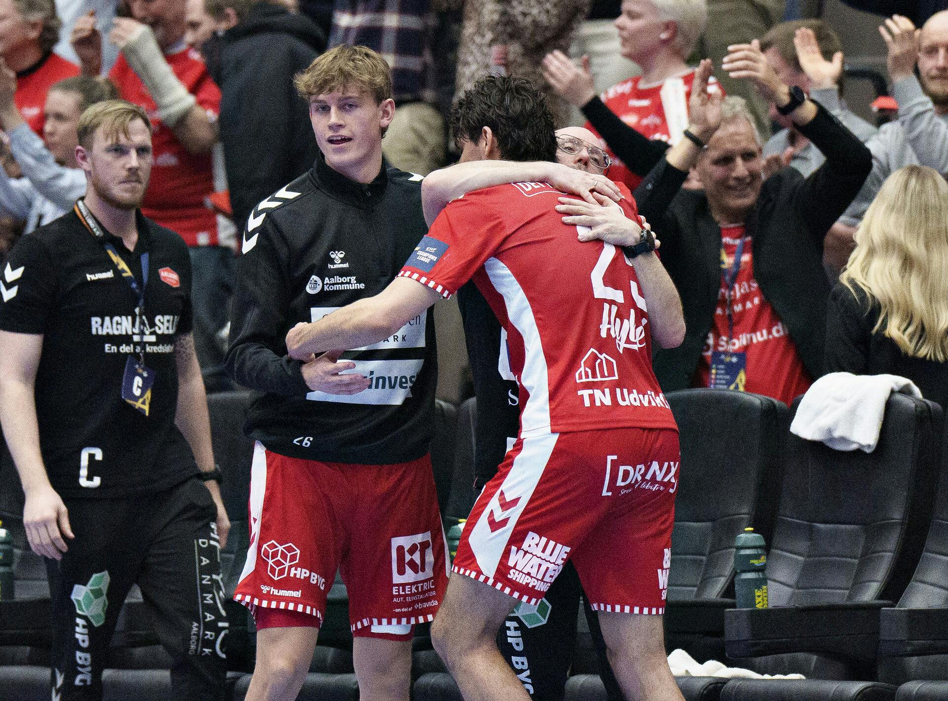 Kærlig omfavnelse fra Aalborg-træner Stefan Madsen til unge Marinus Munk under kampen mod GOG. 