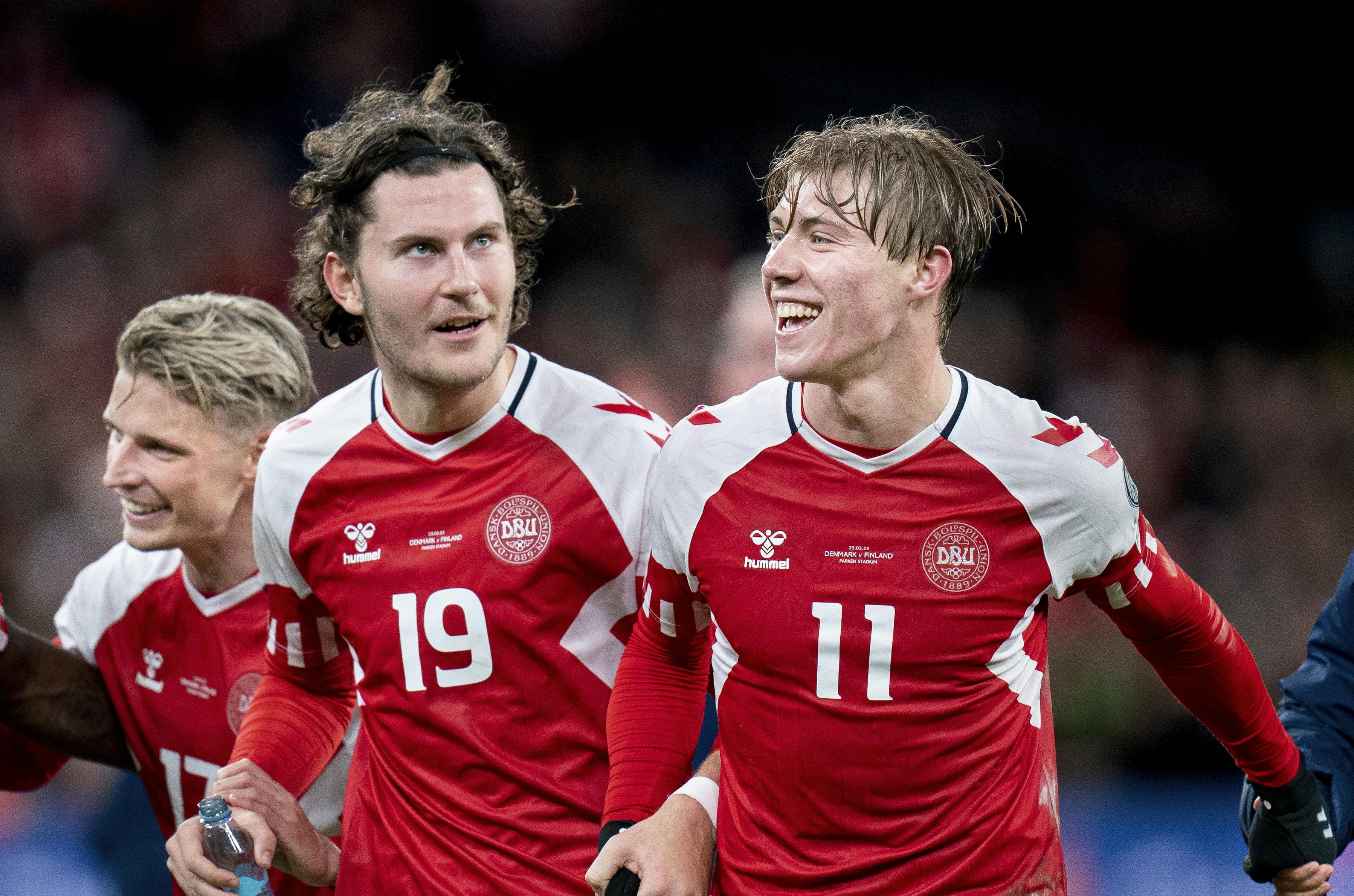 Jonas Wind (i midten), Rasmus Højlund (th.) og de andre landsholdsprofiler må ikke sove, når de skal rejse til Kasaksthan.
