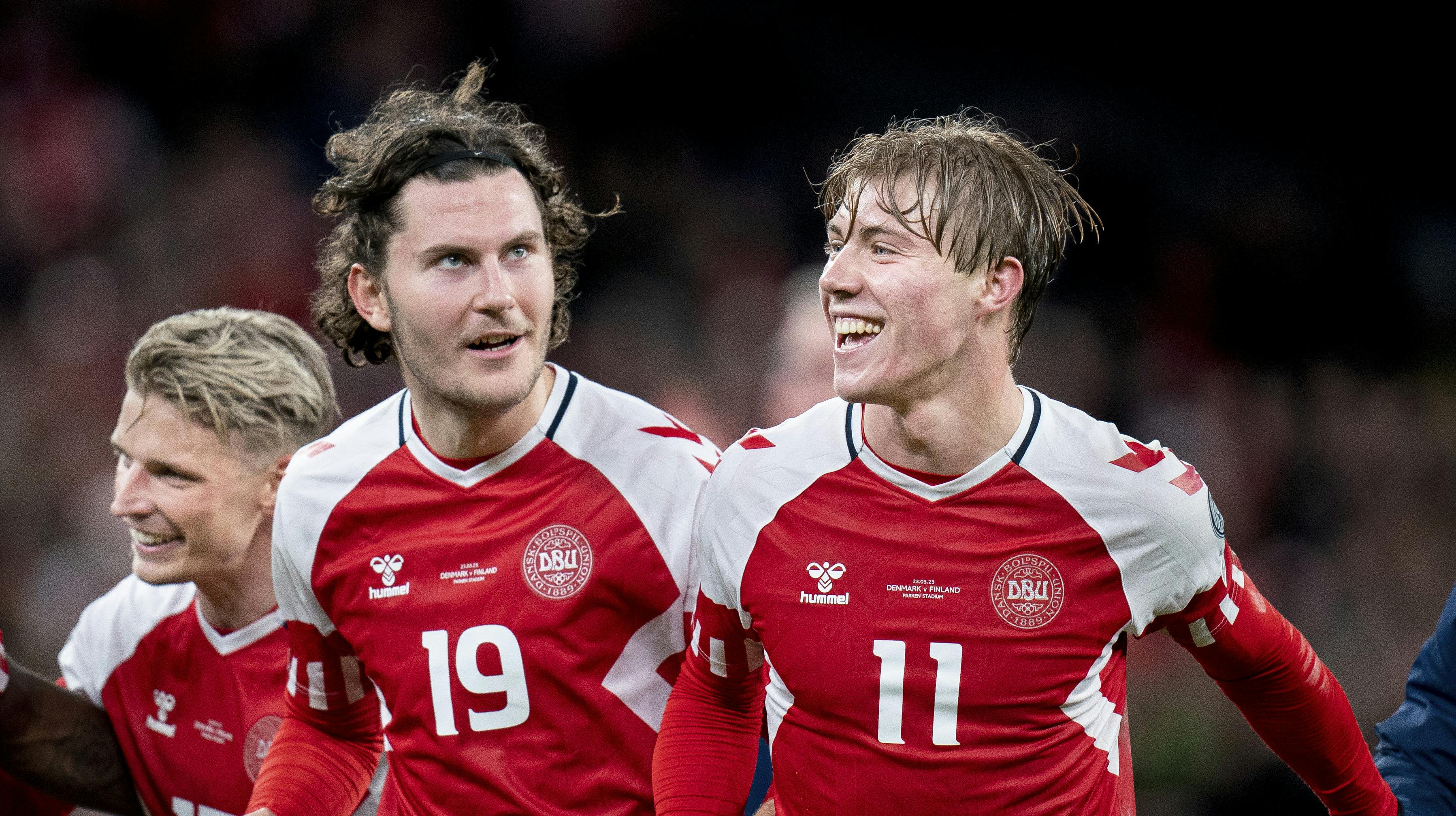 Jonas Wind (i midten), Rasmus Højlund (th.) og de andre landsholdsprofiler må ikke sove, når de skal rejse til Kasakhstan.