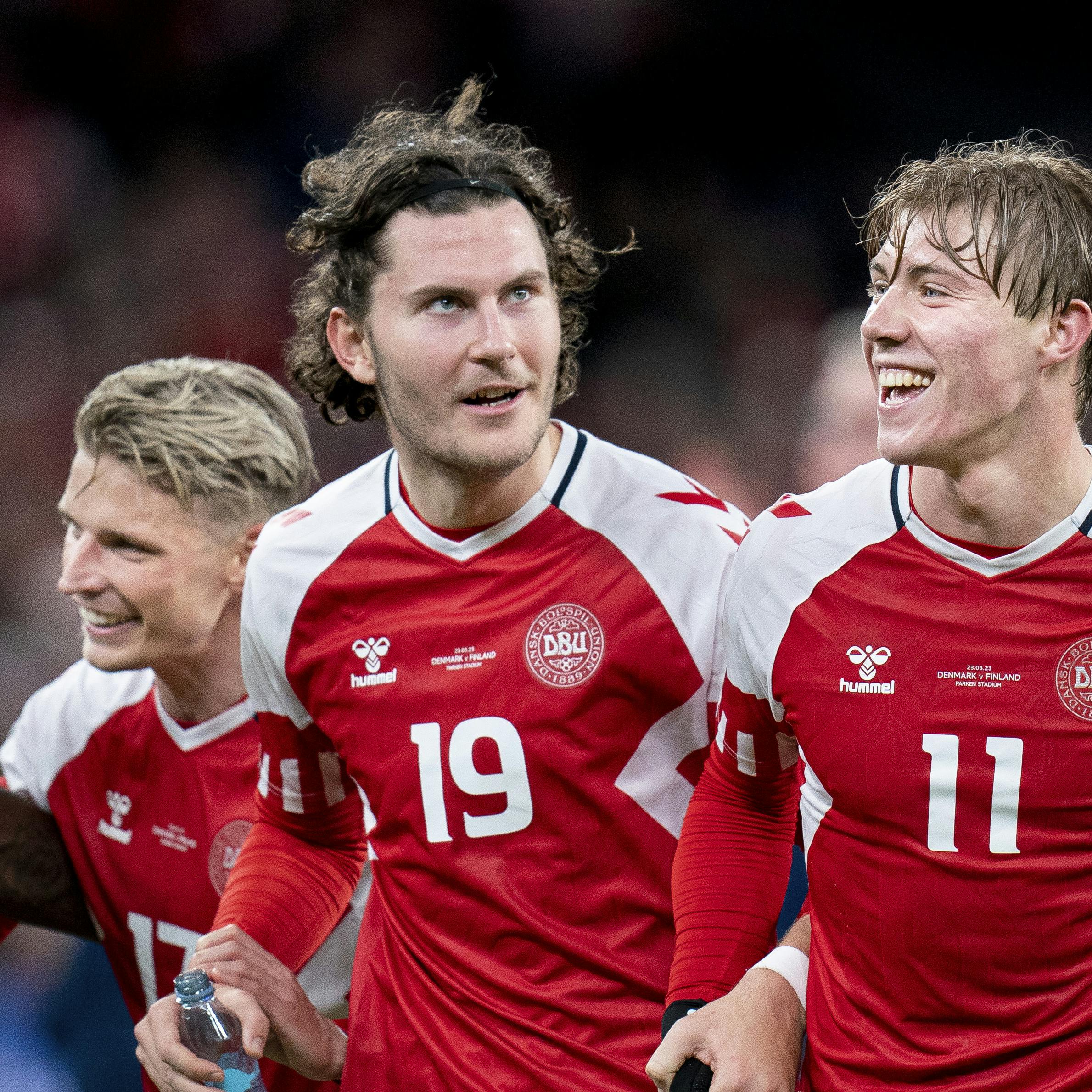 Jonas Wind (i midten), Rasmus Højlund (th.) og de andre landsholdsprofiler må ikke sove, når de skal rejse til Kasaksthan.