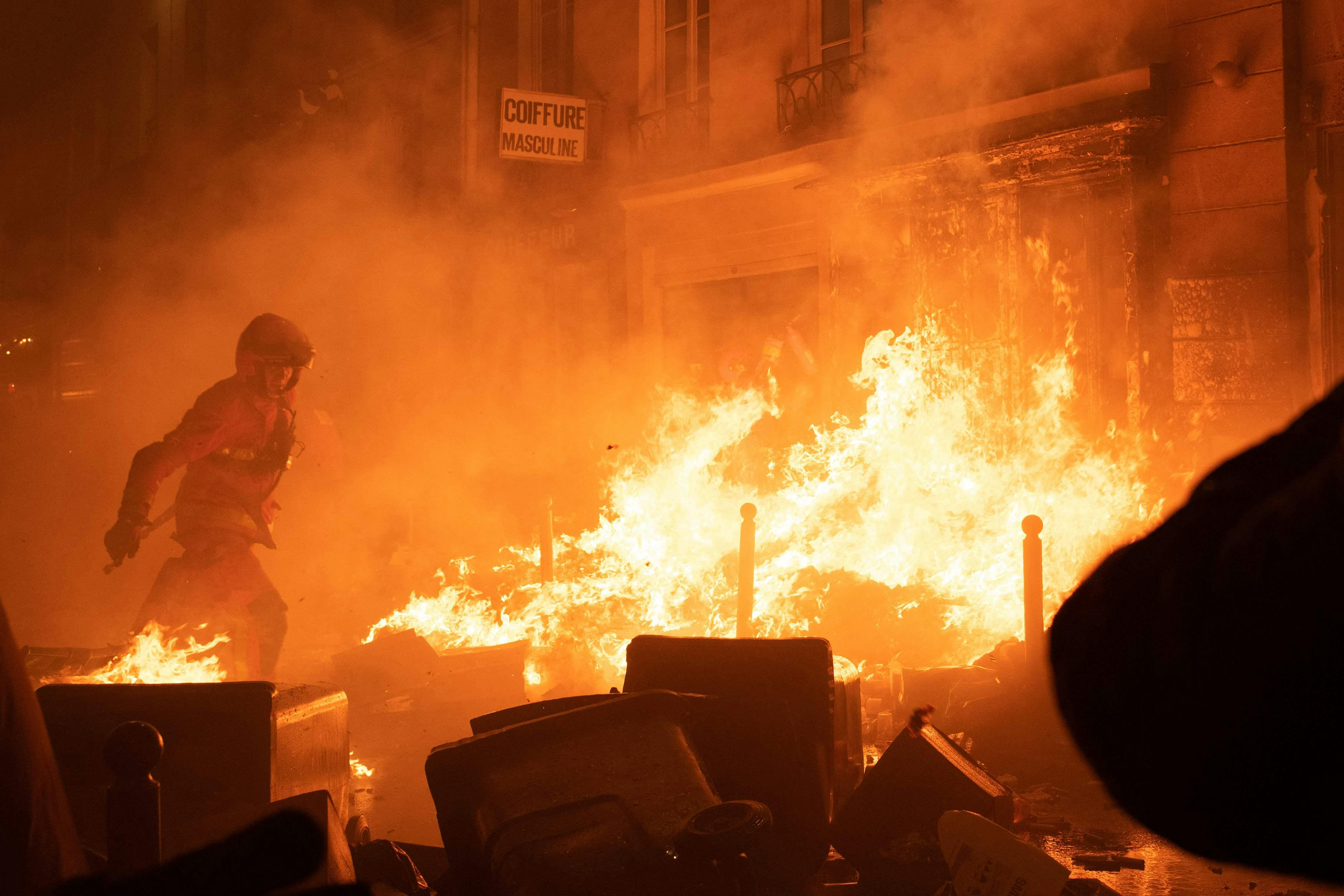 En uge efter beslutningen om en ny pensionsreform - gennemført uden et valg -&nbsp; tager urolighederne og demonstrationerne til i den franske hovedstad.
