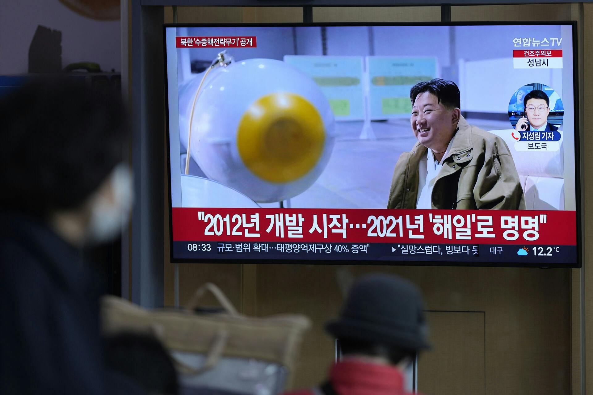 Her ses den "store leder", Kim Jong-un, ved siden af våbnet, som Nordkorea angiveligt har udviklet til at skabe en kæmpe, radioaktiv bølge.