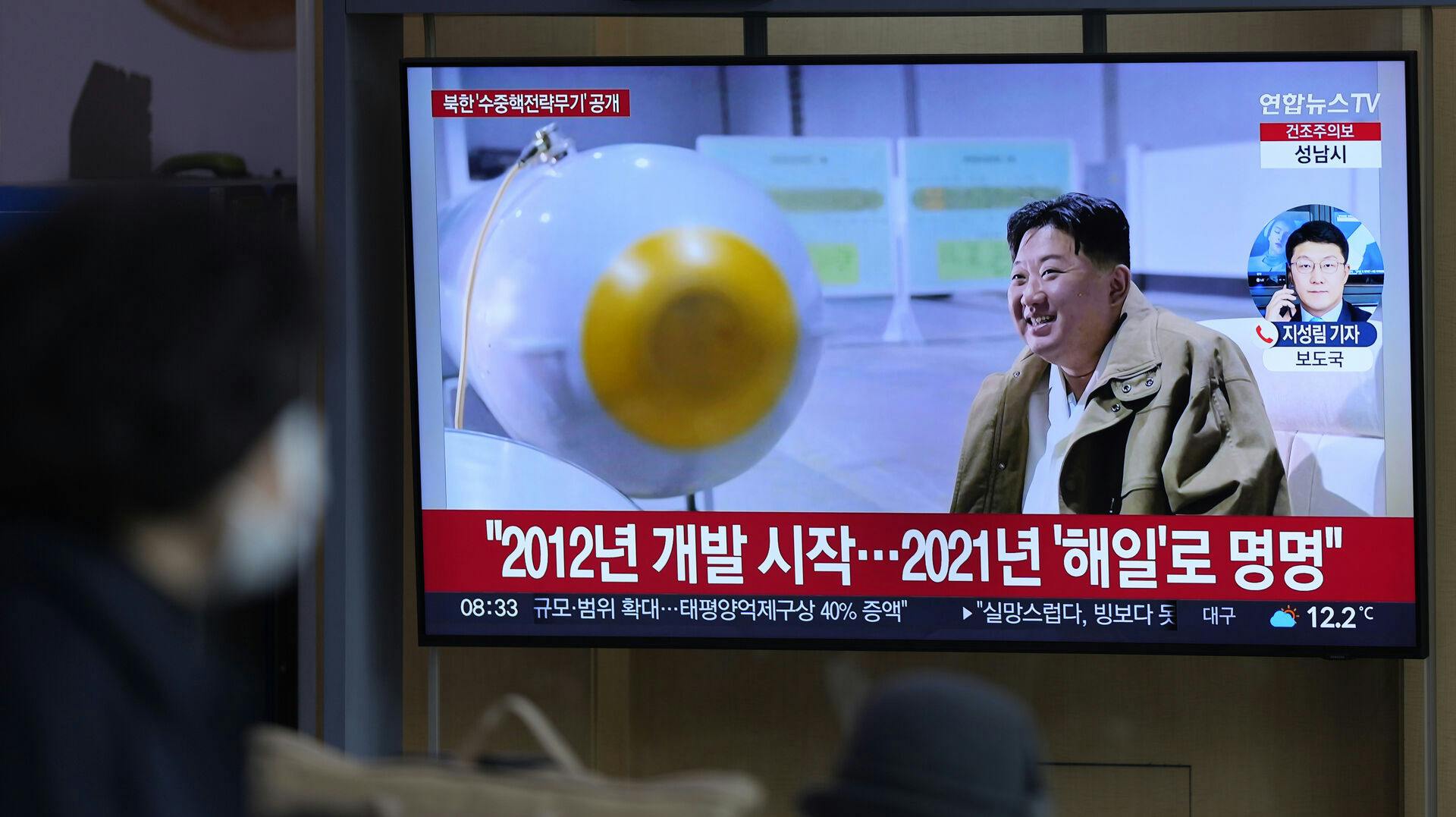 Her ses den "store leder", Kim Jong-un, ved siden af våbnet, som Nordkorea angiveligt har udviklet til at skabe en kæmpe, radioaktiv bølge.