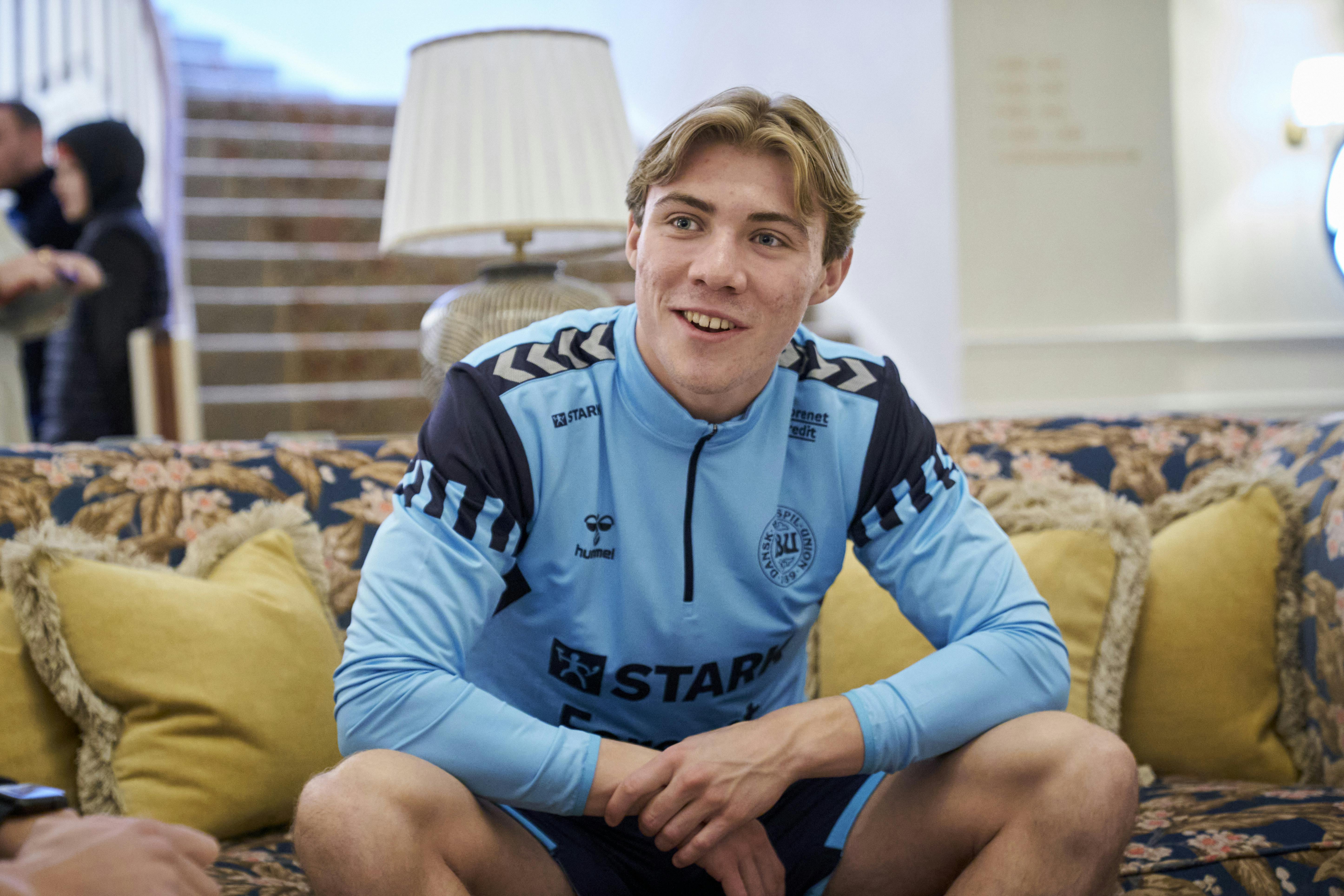 Rasmus Højlund fik råd af sin far og Kasper Hjulmand, før han gik på banen og scorede tre mål mod Finland.