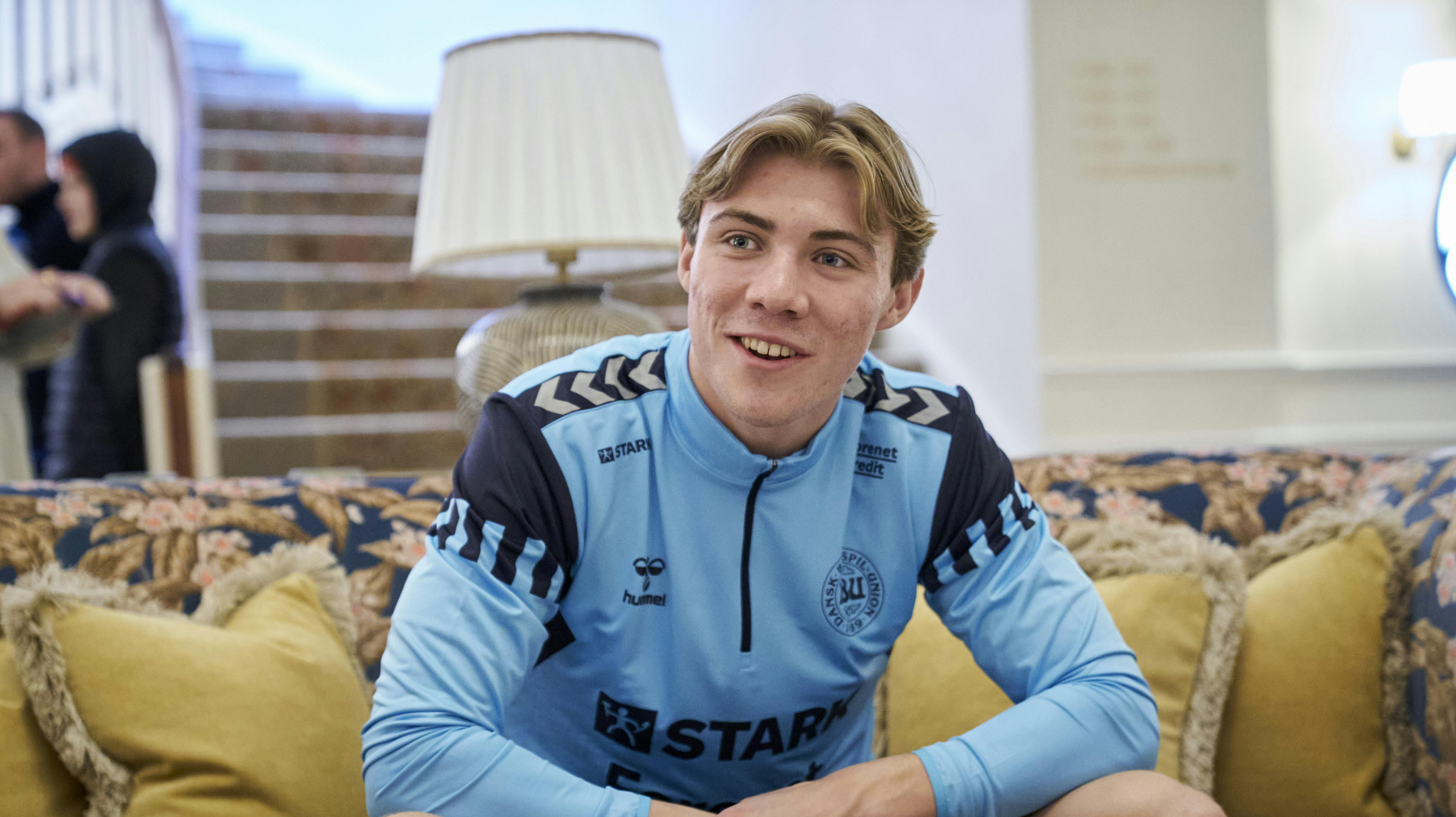 Rasmus Højlund fik råd af sin far og Kasper Hjulmand, før han gik på banen og scorede tre mål mod Finland.