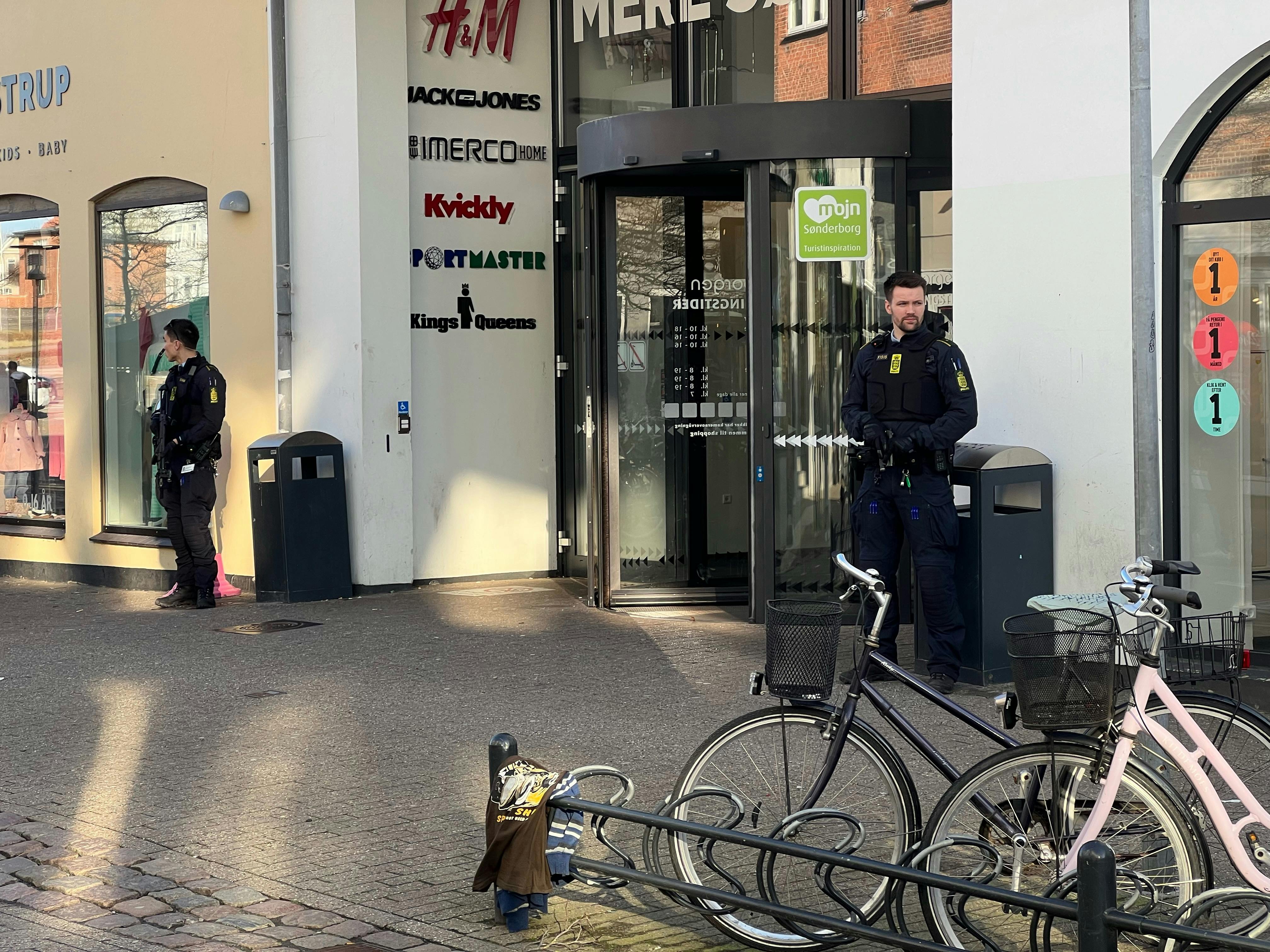 Borgen i Sønderborg blev torsdag evakueret, da politiet havde modtaget en anmeldelse om en person med en revolver.&nbsp;