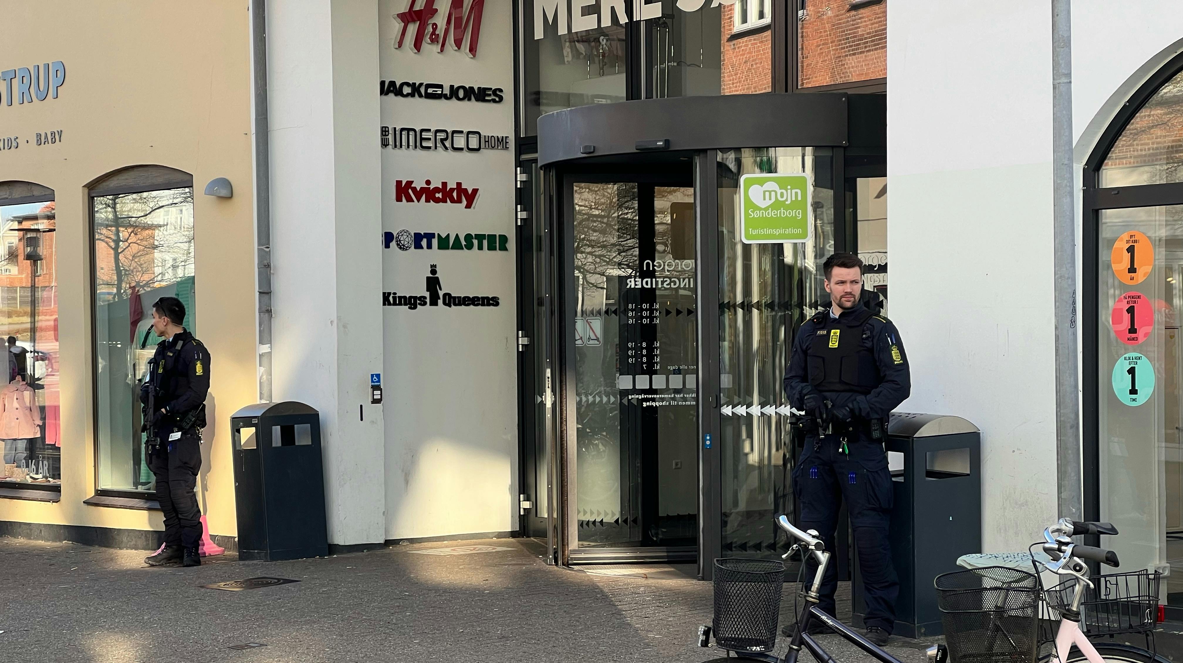 Borgen i Sønderborg blev torsdag evakueret, da politiet havde modtaget en anmeldelse om en person med en revolver. 