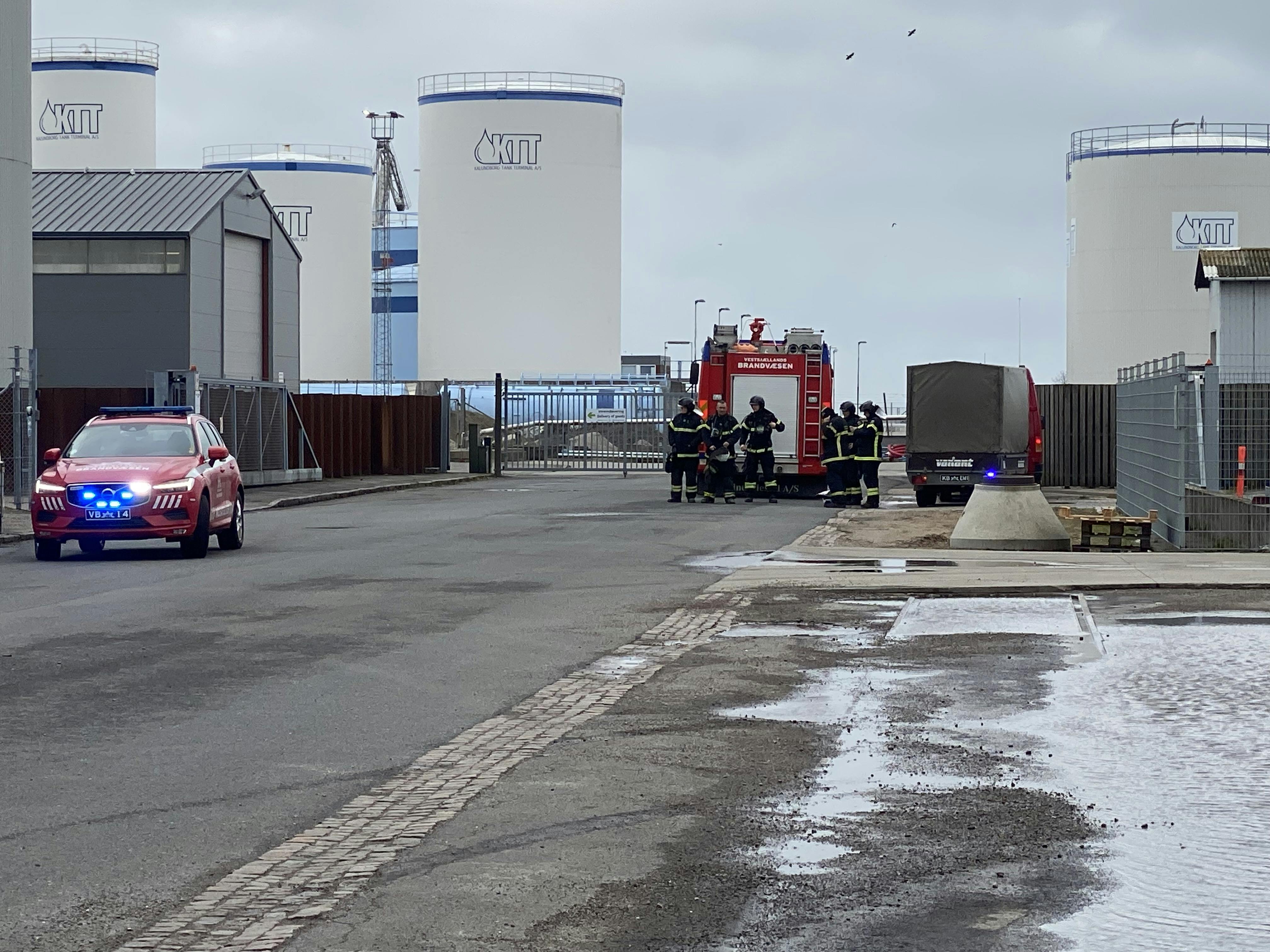 Fredag eftermiddag er både politi og beredskab til stede ved virksomheden Brenntag på havnen i Kalundborg.&nbsp;