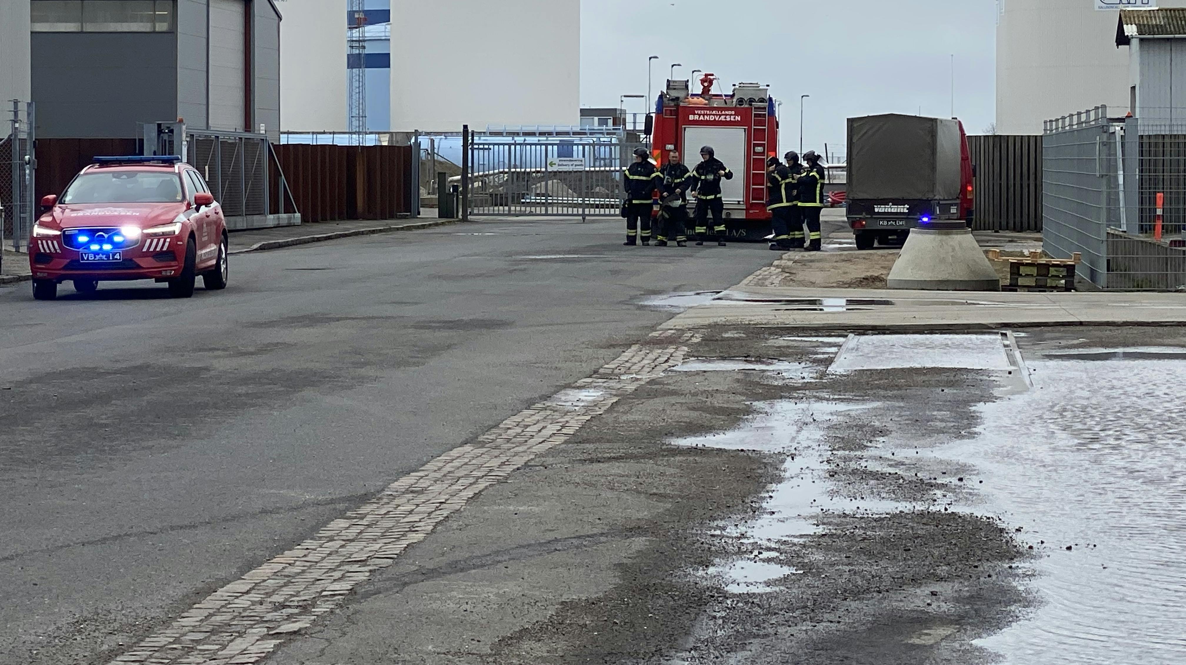 Fredag eftermiddag er både politi og beredskab til stede ved virksomheden Brenntag på havnen i Kalundborg. 