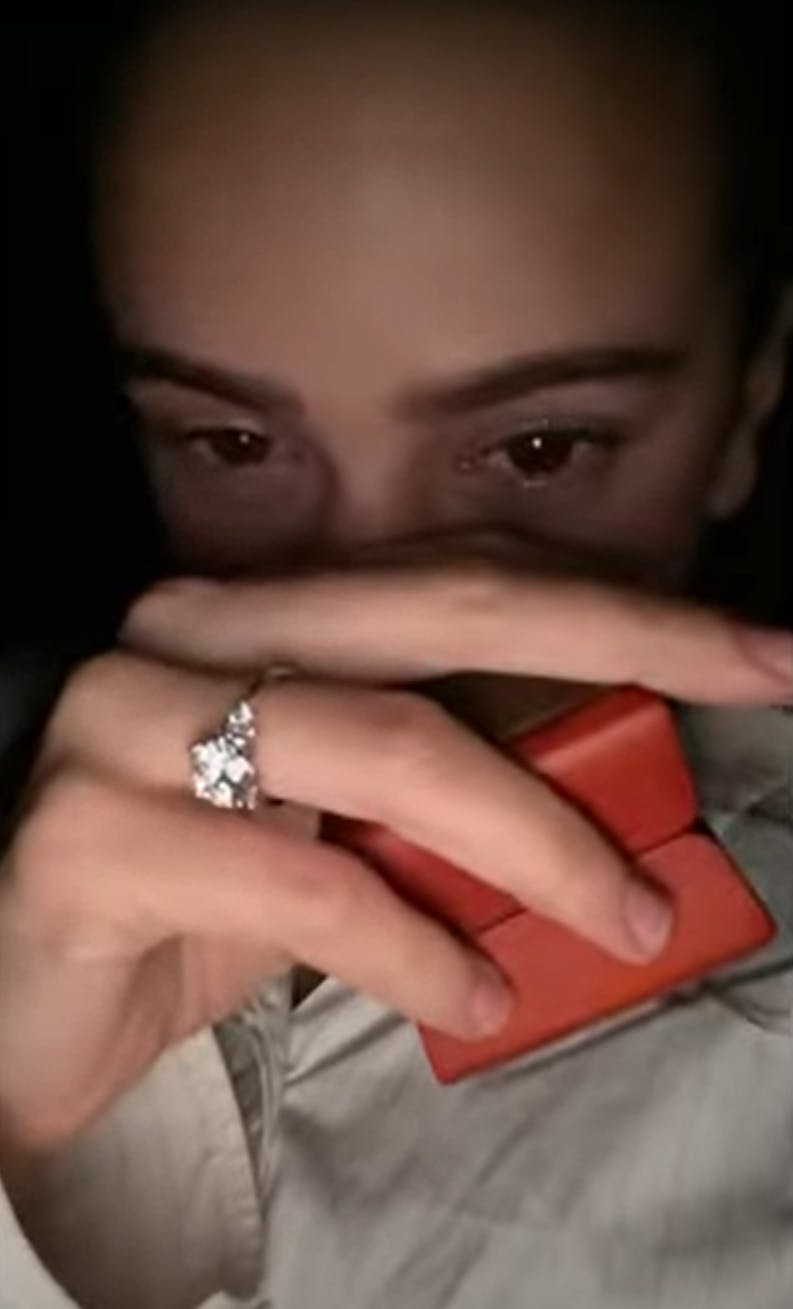 Rosalía viser sin forlovelsesring frem i parrets nyeste musikvideo.