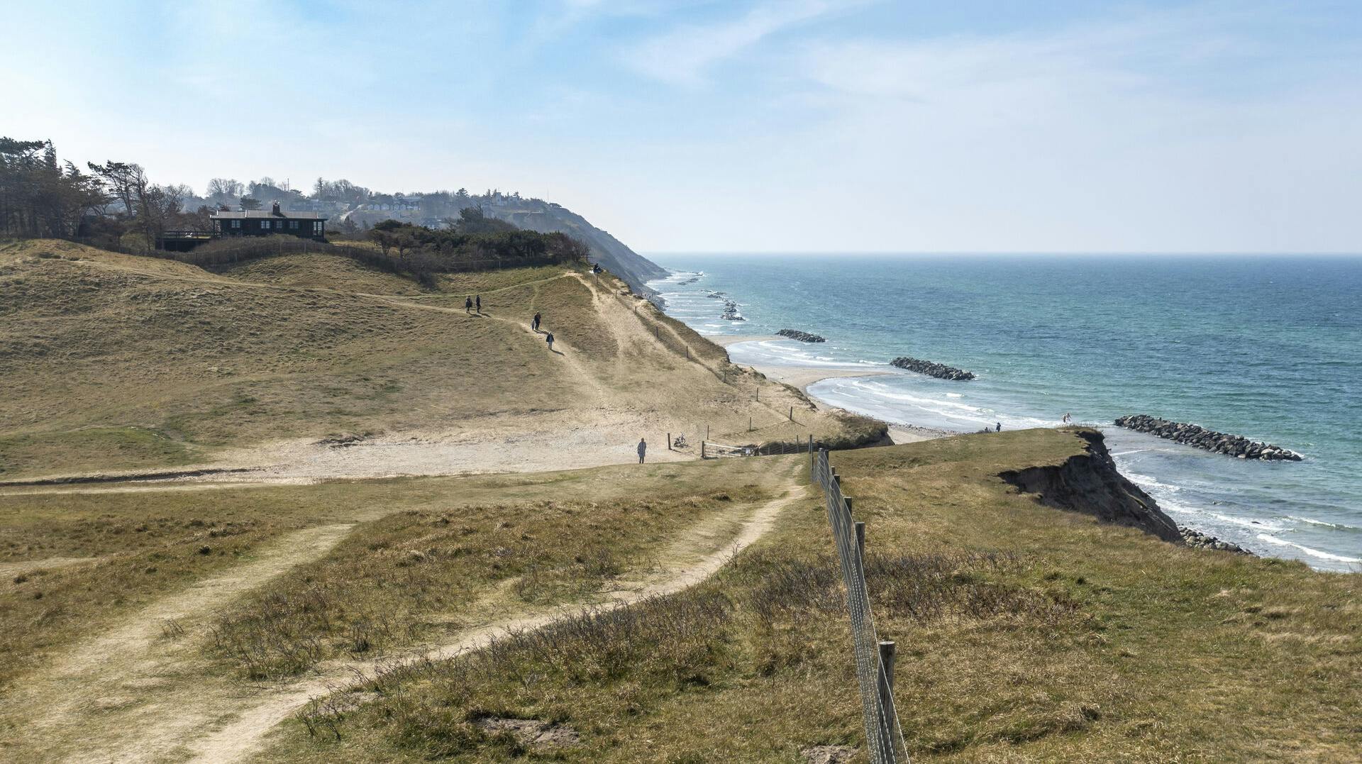 Et sommerhus i Vejby Strand blev ramt af en eksplosion lørdag morgen. 