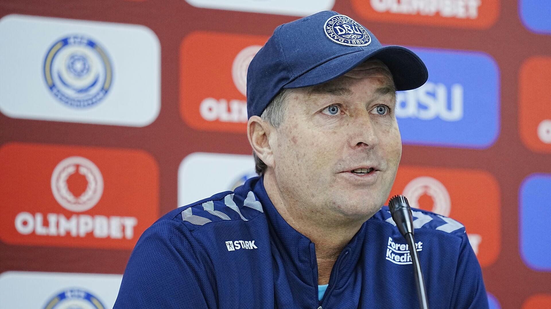 Kasper Hjulmand frygter uvandet kunstgræsbane i Kasakhstan forud for søndagens kamp. 