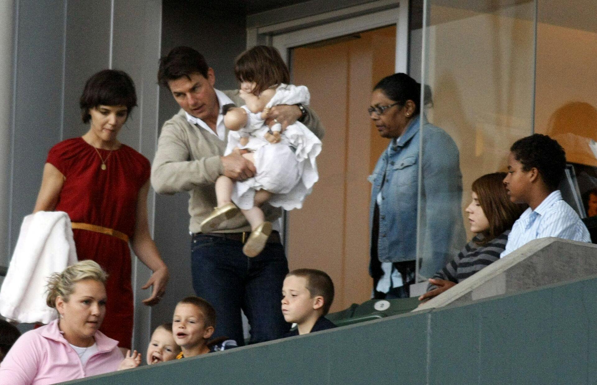 Katie Holmes, Tom Cruise og datteren Suri i maj 2008.
