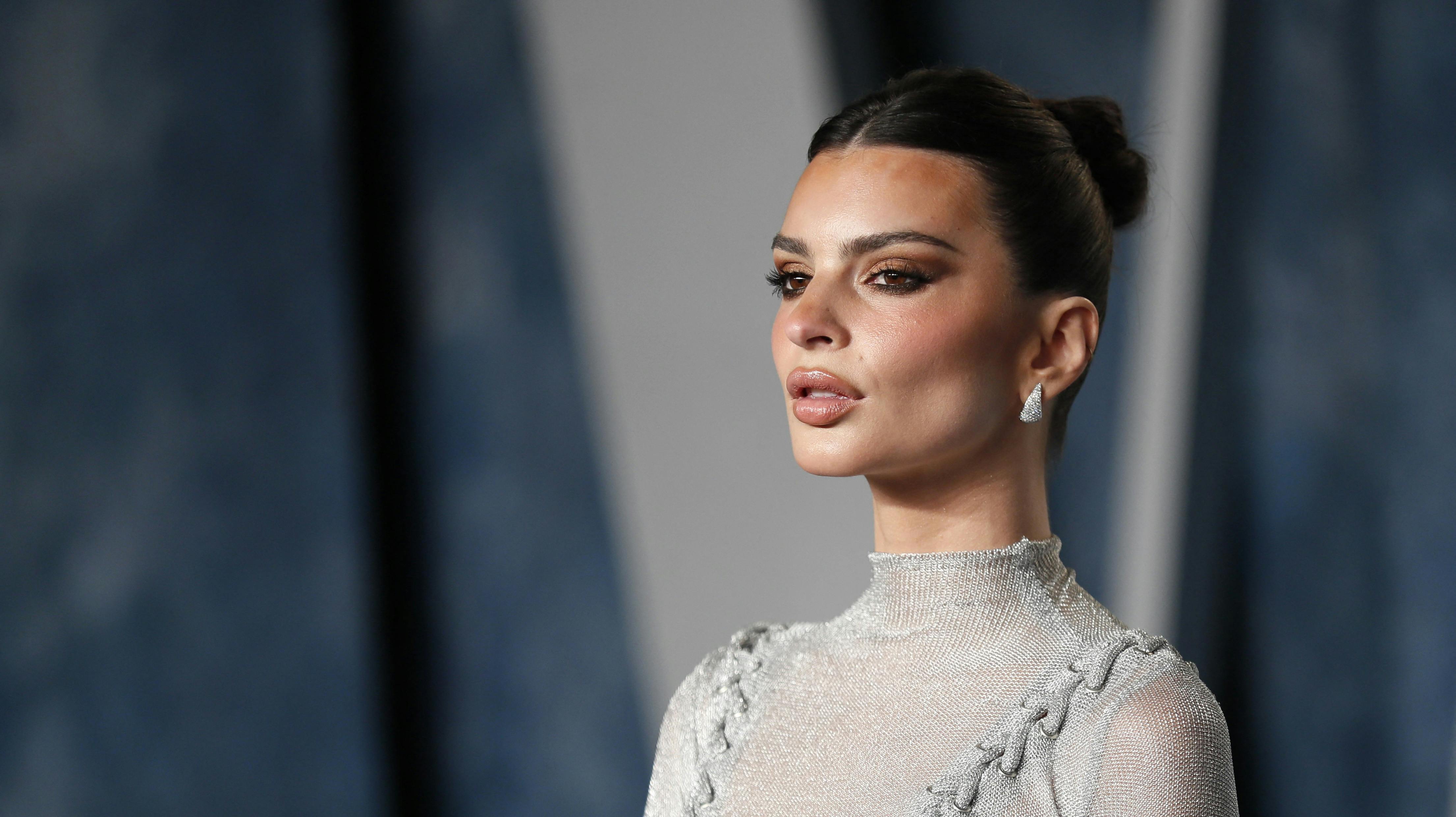 Kvikke Emily Ratajkowski er hurtig til at sætte fut i internetrygterne - denne gang med et like efter nattens udskejelser 
