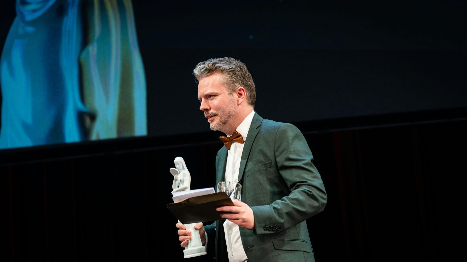 Frelle Petersen til uddelingen af Bodilprisen 2023. Det er Frelle Petersens anden Bodil-statuette. Han vandt den første i 2020 for Bedste Manuskript for filmen "Onkel", der også udspiller sig i Sønderjylland.