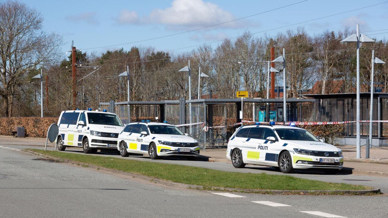Politiet er talstærkt til stede ved Tjæreborg Station, hvor en person er blevet ramt af et tog.&nbsp;