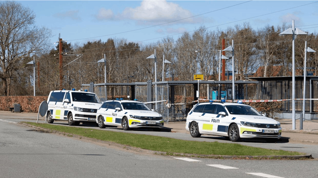 Politiet er talstærkt til stede ved Tjæreborg Station, hvor en person er blevet ramt af et tog. 