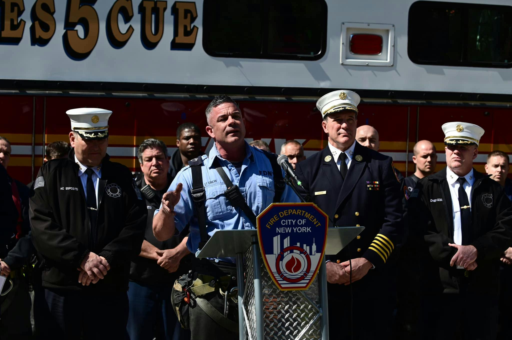 Politiet og brandvæsenet i New York hyldes for deres indsats, da de fik de fem drenge ud. Her holder de pressemøde om sagen onsdag. 