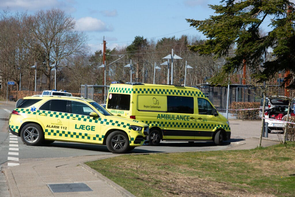 Ambulance og lægebil er søndag til stede på stationen. 