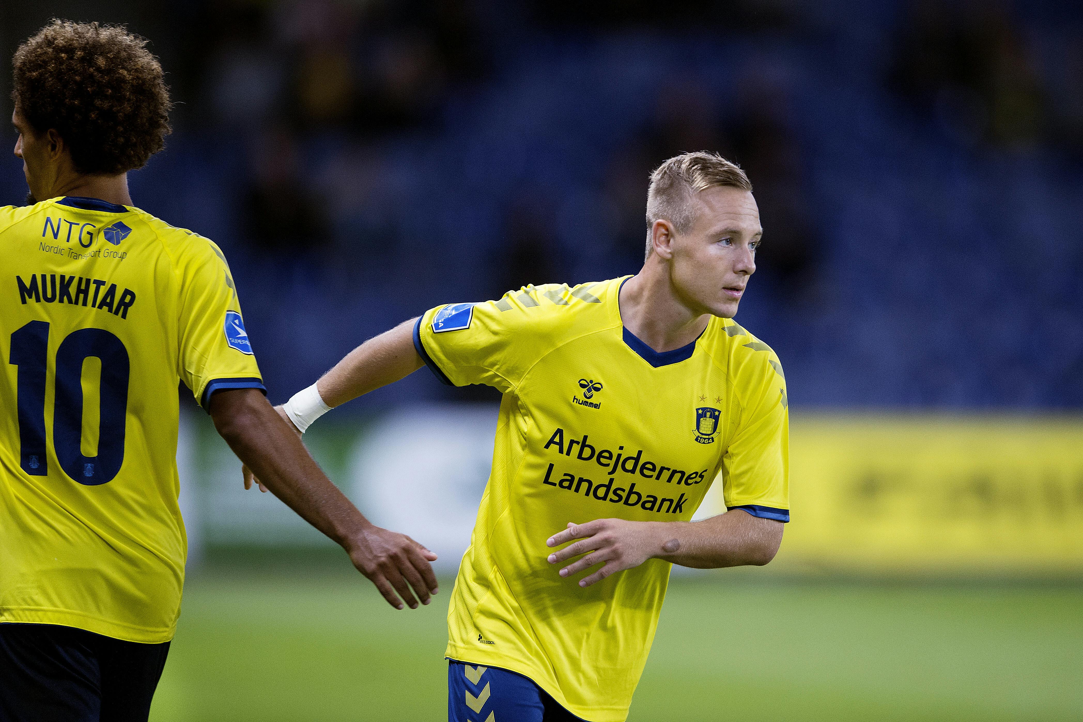 Uffe Bech spiller ikke længere for Brøndby og står uden klub. Ved siden af genoptræningen kommenterer han fodbold på TV 2.