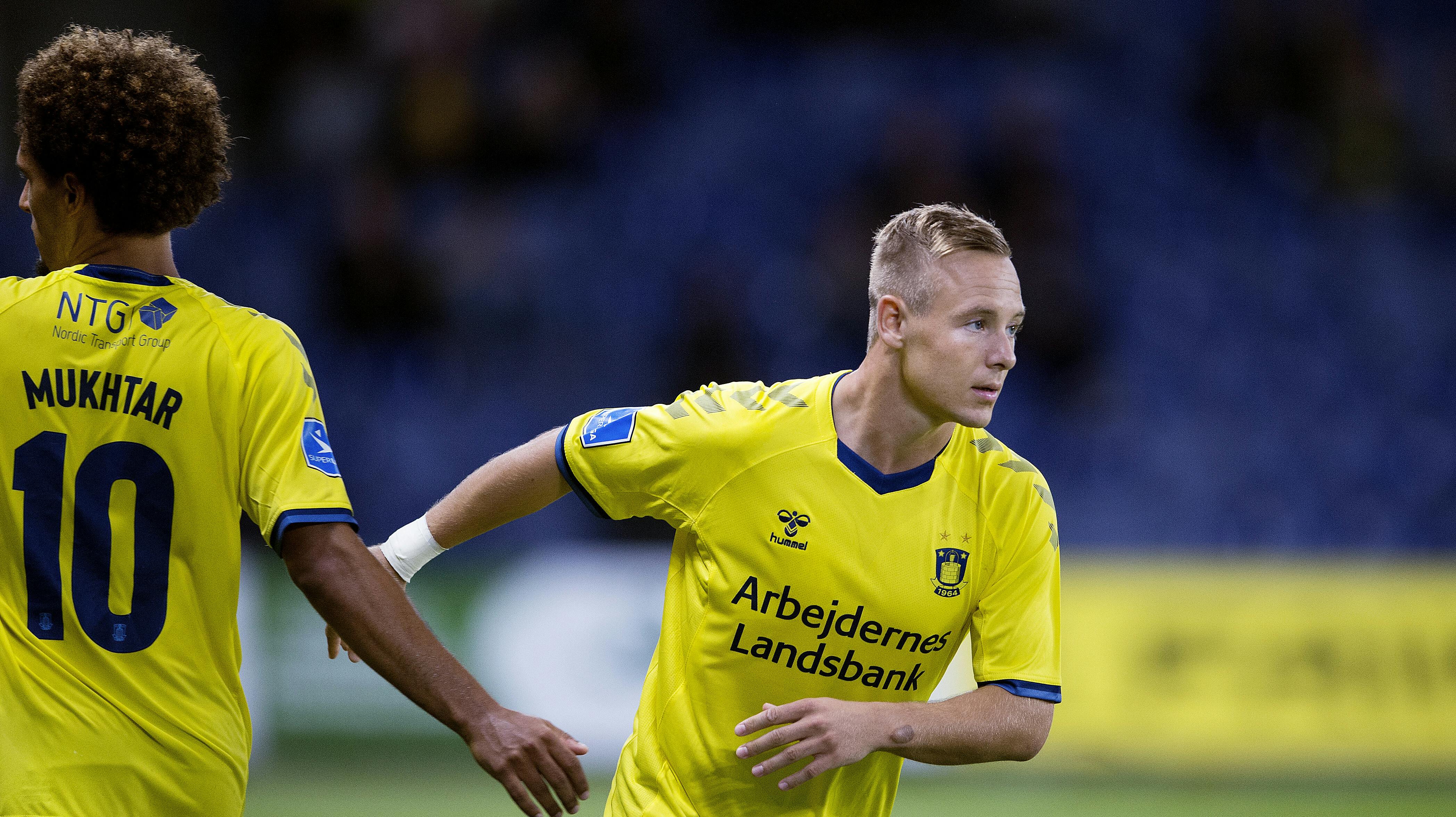 Uffe Bech spiller ikke længere for Brøndby og står uden klub. Ved siden af genoptræningen kommenterer han fodbold på TV 2.
