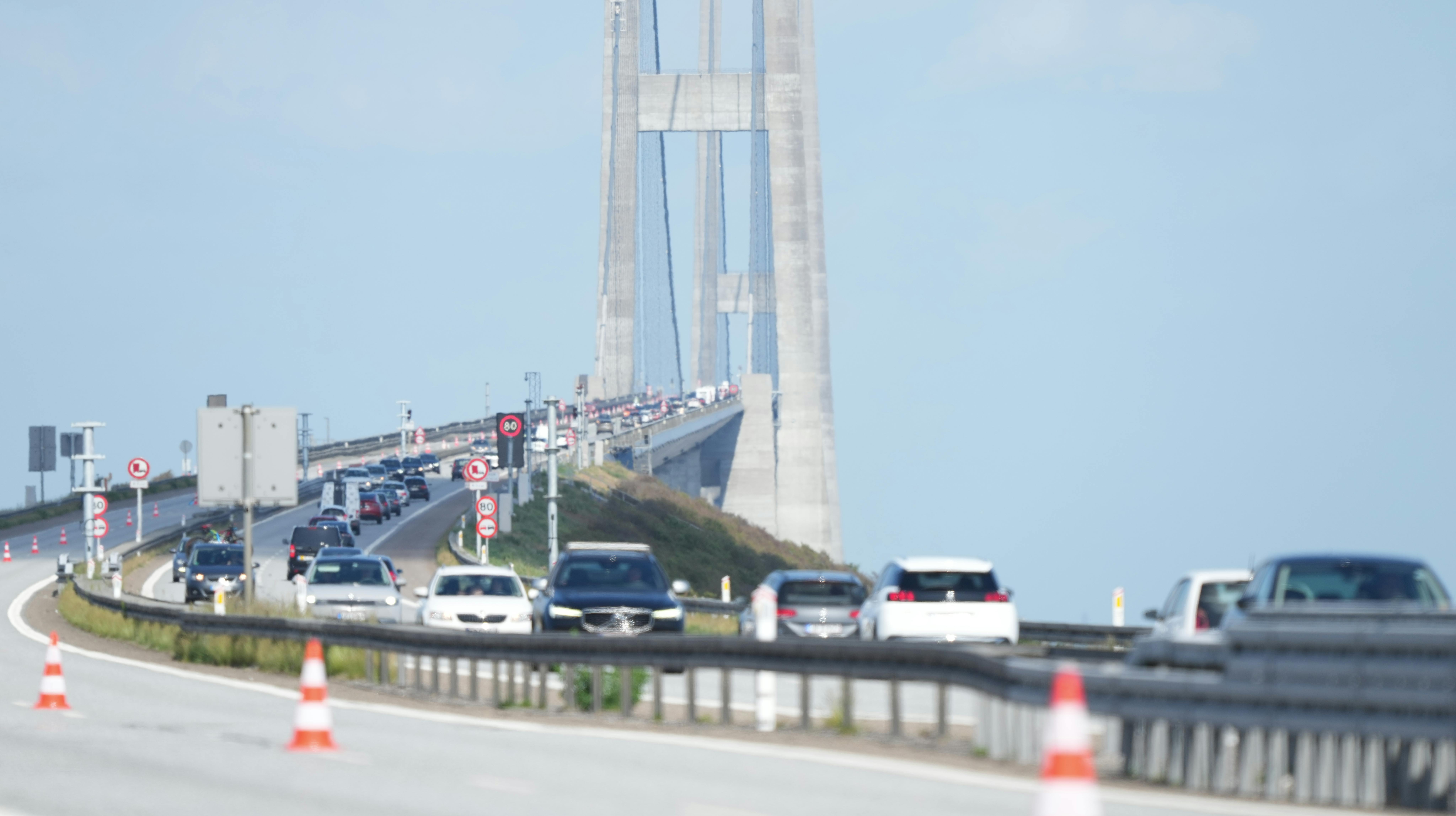 Storebæltsbroen er mandag aften lukket for al trafik.