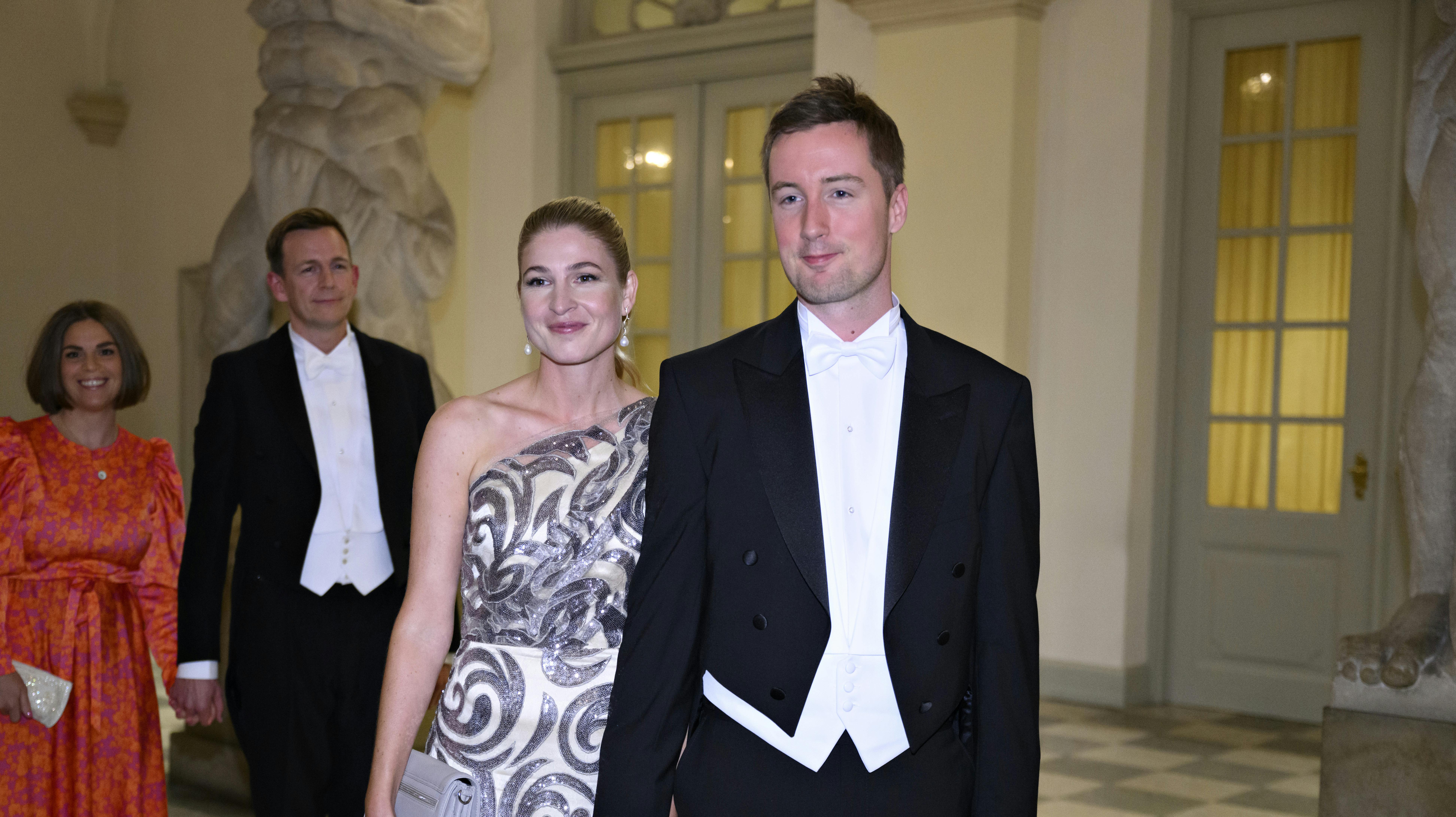 Medlem af Folketinget Jacob Mark (SF) og Christina Krzyrosiak Hansen (S) ankommer til Drabantsalen før aftenselskab på Christiansborg Slot under fejringen af dronningens 50-års regeringsjubilæum