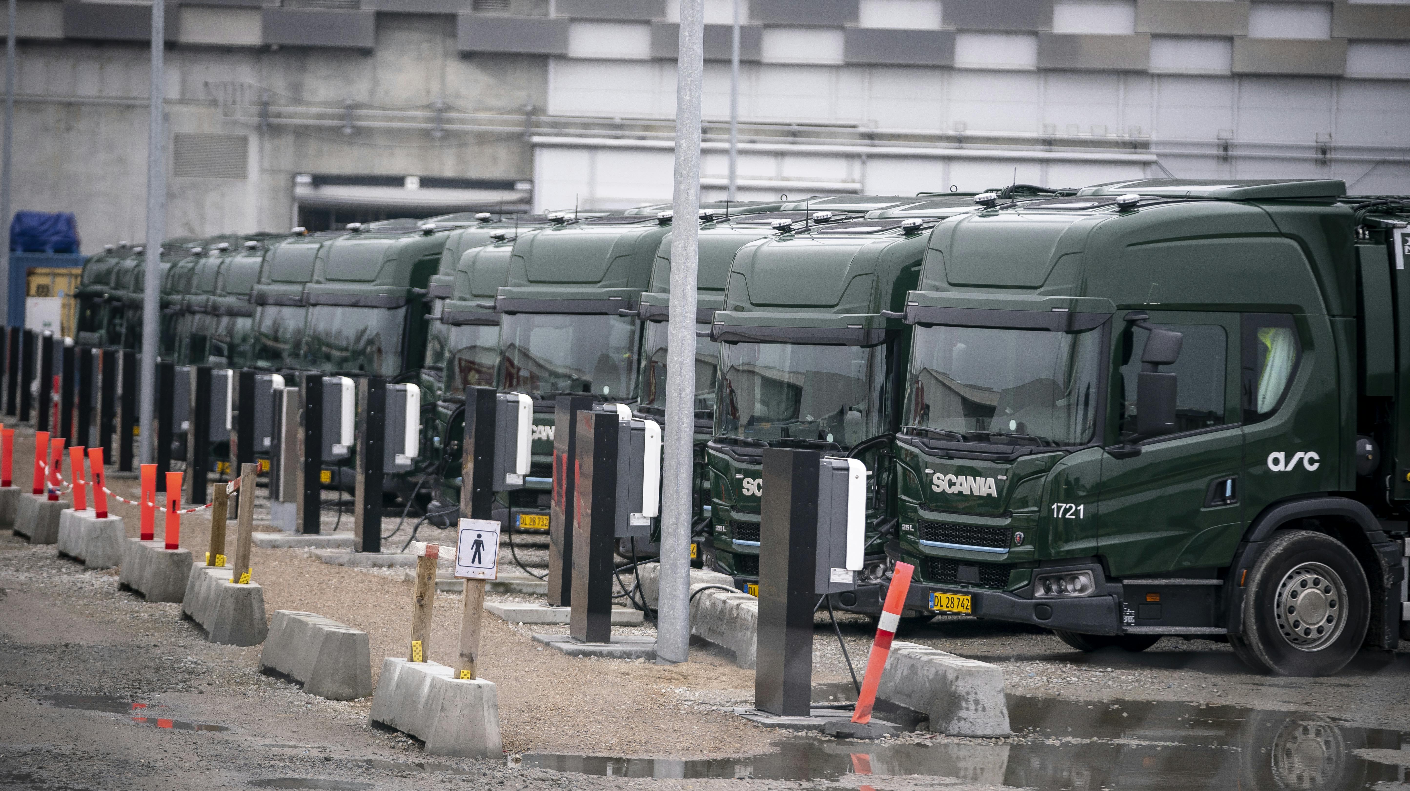 Utilfredse skraldemænd har siden forrige mandag både nedlagt arbejdet og mødt op for at danne blokade foran Amagerforbrændingen. 