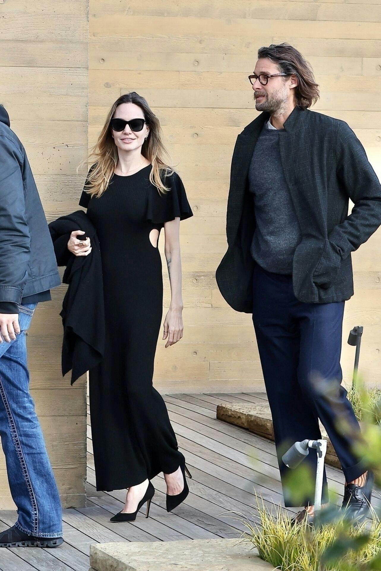 Angelina Jolie og Rothschild-milliardæren på frokostdate i Malibu.
