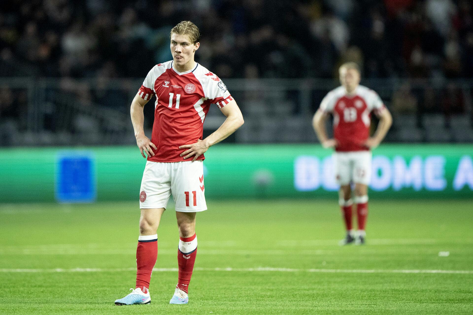 Rasmus Højlund scorede imponerende fem mål for Danmark på to kampe. Alligevel kan angriberen ikke rigtig nyde det.&nbsp;
