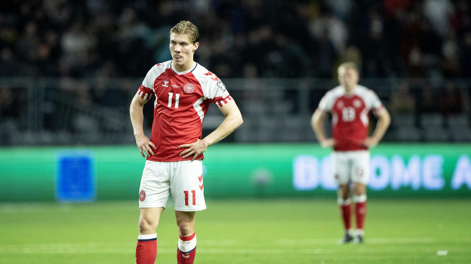Rasmus Højlund scorede imponerende fem mål for Danmark på to kampe. Alligevel kan angriberen ikke rigtig nyde det. nbsp;