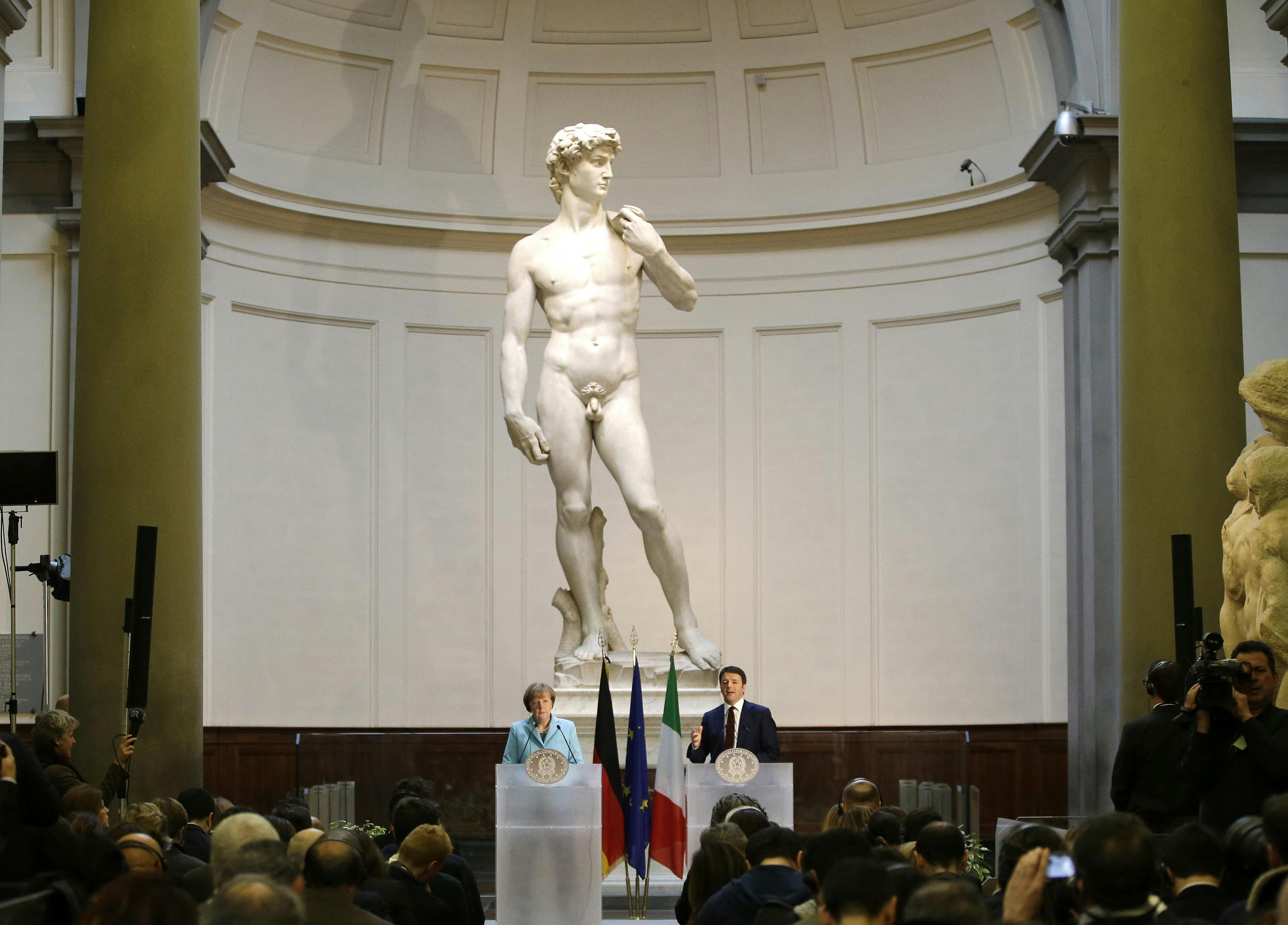 Her ses Angela Merkel og Matteo Renzi foran den ikoniske David-skulptur i Firenze tilbage i 2015. nbsp;