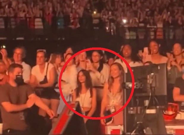 Her står Emily Ratajkowski til Harry Styles-koncert ved siden af Olivia Wilde, der dengang dannede par med sangeren.