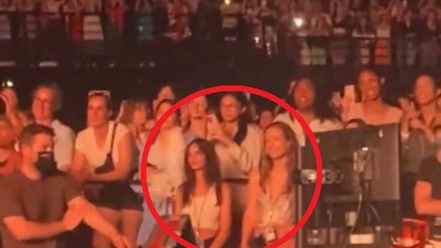 Her står Emily Ratajkowski til Harry Styles-koncert ved siden af Olivia Wilde, der dengang dannede par med sangeren.